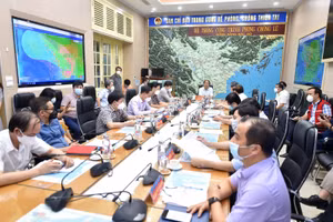 Phó Thủ tướng Lê Văn Thành, Trưởng ban chỉ đạo quốc gia ứng phó sự cố thiên tai chủ trì họp khẩn ứng phó bão số 6. Ảnh: VGP.