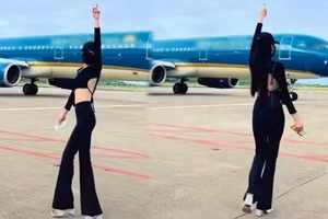 Hình ảnh nữ hành khách tạo dáng ở sân đỗ máy bay Phú Quốc.