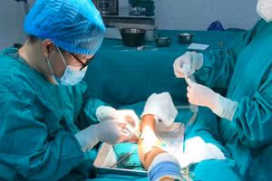 Bác sĩ tiến hành ca phẫu thuật gắp viên đạn. Ảnh: BV.