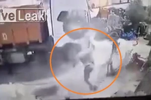 Video: Lốp ô tô bất ngờ phát nổ hất văng người đàn ông lên không trung