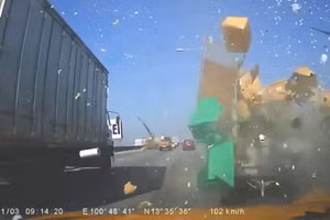 Ép xe con đâm vào dải phân cách, xe bán tải mất lái tông vào cột đèn