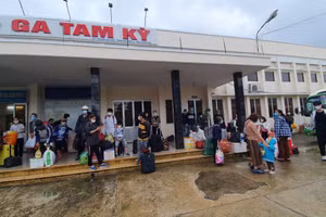 Hàng trăm hành khách mắc kẹt tại ga Tam Kỳ do đường sắt bị gián đoạn. Ảnh: T.C.