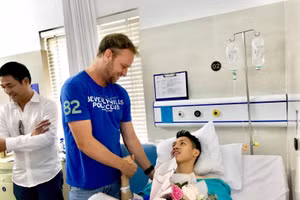 Đại diện CLB TP Hồ Chí Minh tới thăm hỏi động viên Hùng Dũng. Ảnh: FBNV.