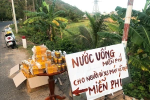 Những quầy đồ ăn, nước uống dành cho những người con xa quê đi xe máy về với gia đình trên đường tại TP Kon Tum (tỉnh Kon Tum). Ảnh: Thu Trang.