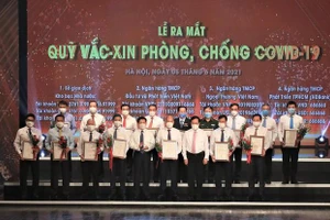 Đông đảo doanh nghiệp tham gia ủng hộ Quỹ vắc xin phòng, chống Covid-19. Ảnh: VGP.