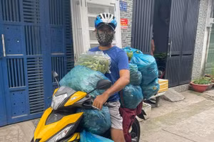 Thầy giáo lập nhóm chở rau củ miễn phí đến bà con khó khăn ở TP Hồ Chí Minh