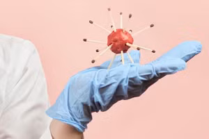 Biến thể Omicron có thể tồn tại tới 8 ngày trên bề mặt nhựa, túi nylon và sống sót tới 21 giờ trên da người.
