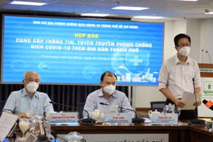 Phó Ban chỉ đạo TP Phạm Đức Hải thông tin một số vấn đề với báo chí về công tác phòng chống dịch trong 24 giờ qua. Ảnh: TTBC TP Hồ Chí Minh.