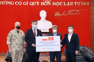 Thứ trưởng Bộ Y tế Nguyễn Trường Sơn và Phó Chủ tịch UBND TP Hồ Chí Minh Dương Anh Đức tiếp nhận món quà từ ông Wojciech Gerwel - Đại sứ đặc mệnh toàn quyền Cộng hòa Ba Lan tại Việt Nam. Ảnh: VOV.