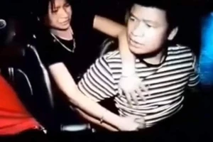 Video: Nam hành khách chửi bới, đấm liên tục vào mặt tài xế taxi