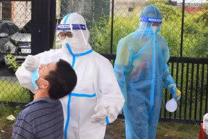 Lấy mẫy xét nghiệm diện rộng cho người dân ở TP.Biên Hòa. Ảnh: Báo Đồng Nai.