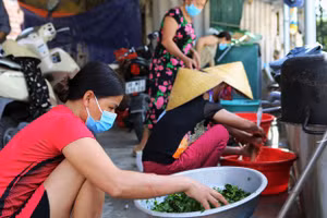 Cả xóm đi chợ vào bếp nấu cơm cho khu cách ly ở Hà Tĩnh. Nguồn: TPO.