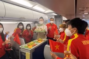 Đội tuyển Việt Nam được tổ chức bữa tiệc nhỏ trên máy bay trên đường về Việt Nam. Ảnh VFF. 