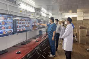 Lãnh đạo bệnh viện điều hành hoạt động tại khoa Hồi sức của BV dã chiến 3 tầng số 16.