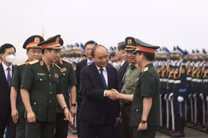 Chủ tịch nước Nguyễn Xuân Phúc, Chủ tịch Hội đồng Quốc phòng và an ninh, Thống lĩnh các Lực lượng vũ trang nhân dân, tới dự Lễ Xuất quân Đội Công binh số 1 và Bệnh viện dã chiến cấp 2 số 4 lên đường thực hiện nhiệm vụ gìn giữ hòa bình Liên Hiệp Quốc. Ảnh: Người Lao Động.