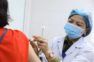 Tiêm mũi 2 thử nghiệm giai đoạn 2 vắc xin Covid-19 Nano Covax cho tình nguyện viên. Ảnh: Khôi Nguyên.