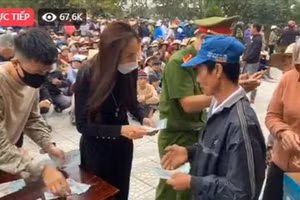 Thủy Tiên trao quà ở xã Hải Phong. Ảnh cắt từ màn hình FBNV.