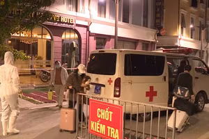 Phong tỏa và thực hiện các biện pháp phòng dịch tại khách sạn của gia đình anh N. cư trú. Ảnh: Truyền hình Hạ Long