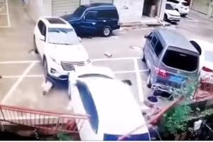 Video: Ô tô 7 chỗ mất lái húc xe 4 chỗ rơi xuống từ độ cao 6m