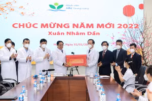 Thủ tướng tặng quà các y bác sĩ trực tại Bệnh viện Nhi Trung ương - Nguồn: VGP.