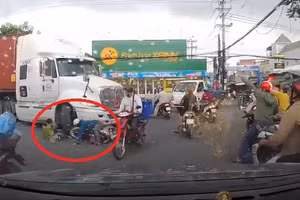 Video: Người phụ nữ trung tuổi lái xe máy đi vào điểm mù suýt bị xe đầu kéo cán