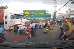 Video: Người phụ nữ trung tuổi lái xe máy đi vào điểm mù suýt bị xe đầu kéo cán