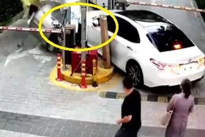 Video: Vừa vào xe ô tô, nữ tài xế bất ngờ đạp nhầm chân ga đâm đổ bốt gác bảo vệ