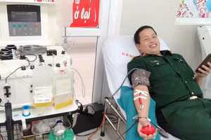 Anh Lê Văn Quyết hiến máu cứu người khi nhận được lời kêu gọi. Ảnh: Hùng Trần.