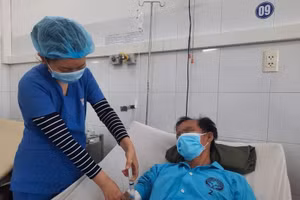 Bệnh nhân nguy kịch do hút dầu diesel bằng miệng. Ảnh: BV.