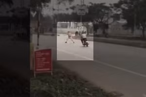 Bị CSGT ra hiệu lệnh dừng xe, thanh niên "bẻ lái" lao lên dải phân cách bỏ trốn