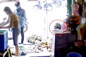 Clip: Nam thanh niên xúi bé trai trộm điện thoại của người bán dừa gây bức xúc