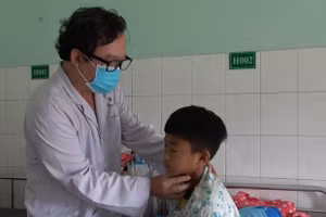 Đồng Nai: Uống thuốc cả vỏ, bé trai 10 tuổi nhập viện cấp cứu