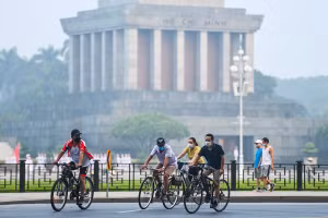 Khu vực xung quanh Lăng Chủ tịch Hồ Chí Minh cũng là một địa điểm yêu thích của người dân khi rèn luyện thể lực ngoài trời. Nguồn: VNE.
