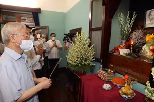 Tổng Bí thư Nguyễn Phú Trọng dâng hương tưởng niệm Chủ tịch Hồ Chí Minh