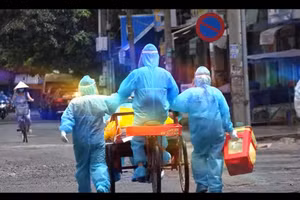 Chiếc xe ba gác, trợ thủ đắc lực của nhân viên y tế mùa dịch Covid-19