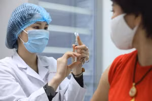 Triển khai tiêm thử nghiệm vắc xin Nano Covax. (Ảnh: Minh Quyết/TTXVN).