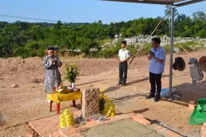 Hội đồng Trị sự Nguyễn Phước Tộc cúng tạ tại lăng mộ vợ vua Tự Đức sau khi bị dự án bãi đỗ xe san ủi.