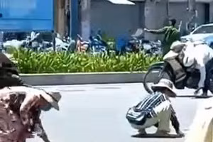 Người dân nhặt vàng trên đường Trần Hưng Đạo, TP Huế.