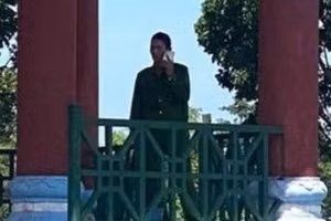 Đối tượng Ngô Văn Quốc - cán bộ trại giam dùng súng AK đi cướp tiệm vàng chuẩn bị được đưa đi giám định tâm thần.