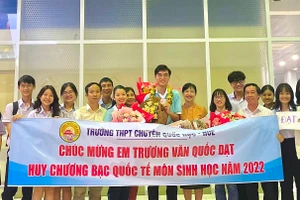 Trường THPT chuyên Quốc học Huế đón học sinh Trương Văn Quốc Đạt - Huy chương Bạc Olympic Sinh học quốc tế năm 2022.