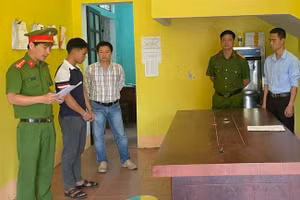 Lê Ngọc Đức (thứ 2 từ trái sang) bị bắt khi quay trở lại nhà chủ để trộm lần 2.