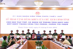 Chủ tịch UBND tỉnh Thừa Thiên - Huế khen thưởng đột xuất các tập thể, cá nhân vụ bắt giữ đối tượng dùng súng AK cướp tiệm vàng.