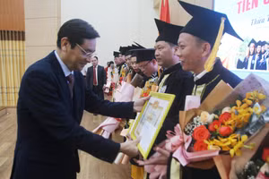 Các tân thạc sĩ, tiến sĩ trong lễ phát bằng tại trường Đại học Kinh tế, Đại học Huế.