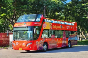 Tham quan Thủ đô bằng xe buýt 2 tầng theo hành trình City tour.