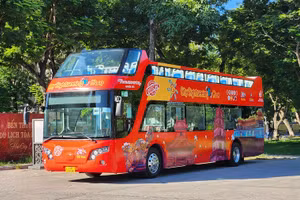 Tham quan Thủ đô bằng xe buýt 2 tầng theo hành trình City tour.