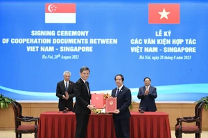 Bộ trưởng Bộ GD&ĐT Nguyễn Kim Sơn (phải) và Bộ trưởng Bộ Giáo dục Singapore Chan Chun Sing, ký Bản ghi nhớ hợp tác trong lĩnh vực giáo dục giữa Bộ GD&ĐT Việt Nam và Bộ Giáo dục Singapore. (Ảnh: Hải Nguyễn)