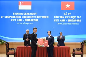 Bộ trưởng Bộ GD&ĐT Nguyễn Kim Sơn (phải) và Bộ trưởng Bộ Giáo dục Singapore Chan Chun Sing, ký Bản ghi nhớ hợp tác trong lĩnh vực giáo dục giữa Bộ GD&ĐT Việt Nam và Bộ Giáo dục Singapore. (Ảnh: Hải Nguyễn)
