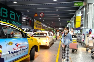 Không để xảy ra tình trạng 'thổi giá' taxi tại sân bay