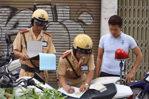 Đề xuất CSGT không được kiểm tra giấy tờ người ngồi sau xe máy