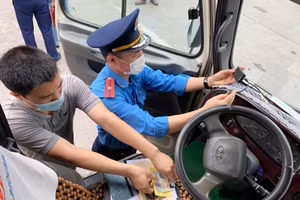 Thanh tra Sở Giao thông - Vận tải Hà Nội kiểm tra thiết bị giám sát hành trình trên xe khách tại Bến xe Mỹ Đình (quận Nam Từ Liêm). Ảnh: Tuấn Lương 